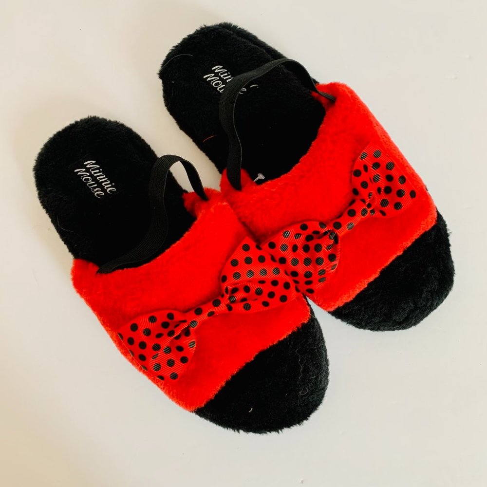 MINNIE MOUSE FUZZY SLIPPERS NWOT